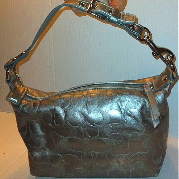 L@@K! Vintage & Rare COACH Metallic Silver Signature C embossed Demi Baguette - Picture 6 of 16